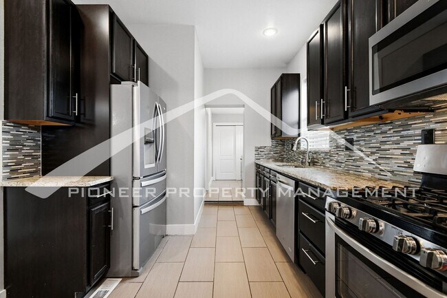 Building Photo - Charming Home with Washer/Dryer and Fenced Yard