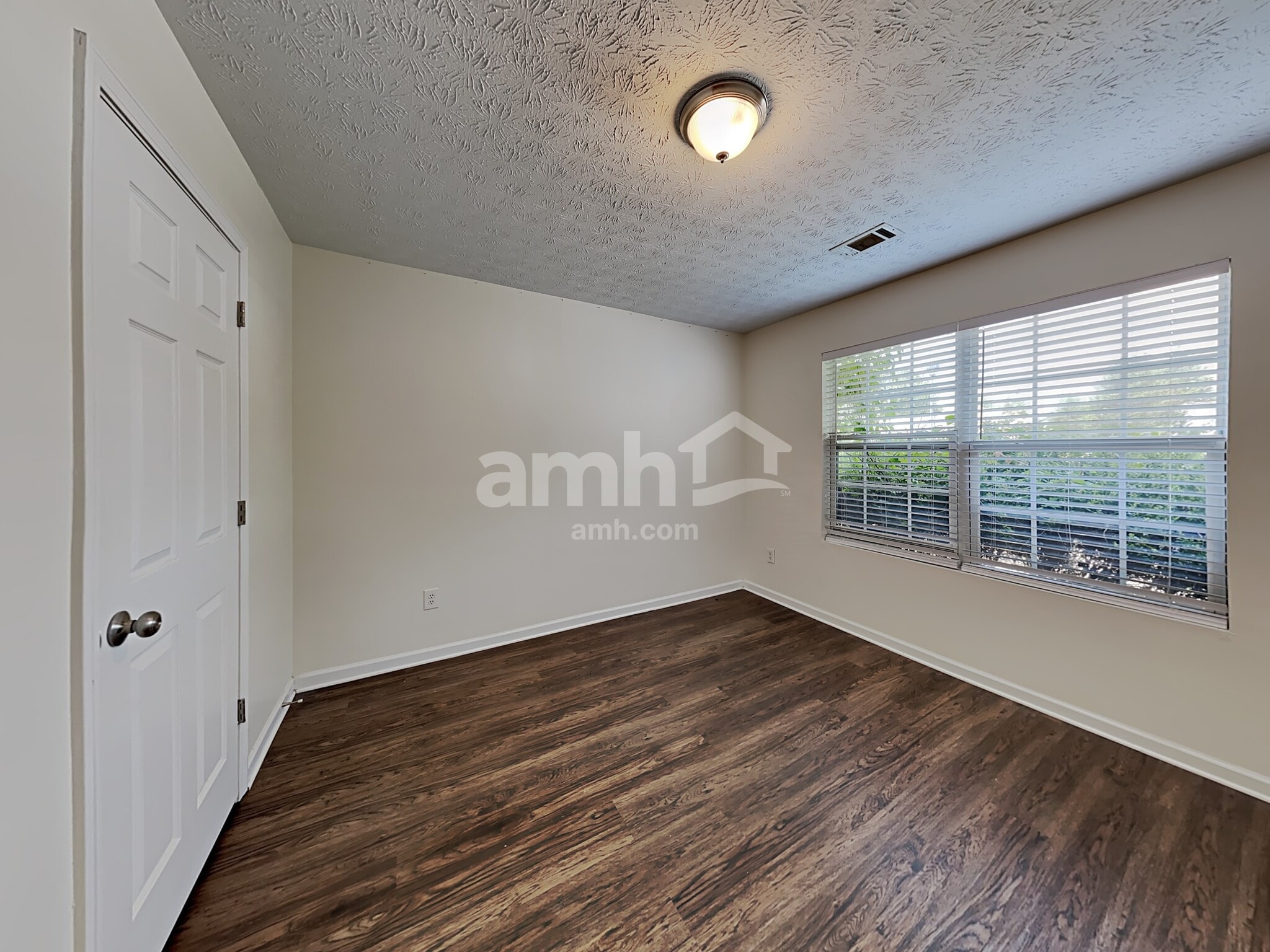 Building Photo - 910 Harbins View Dr