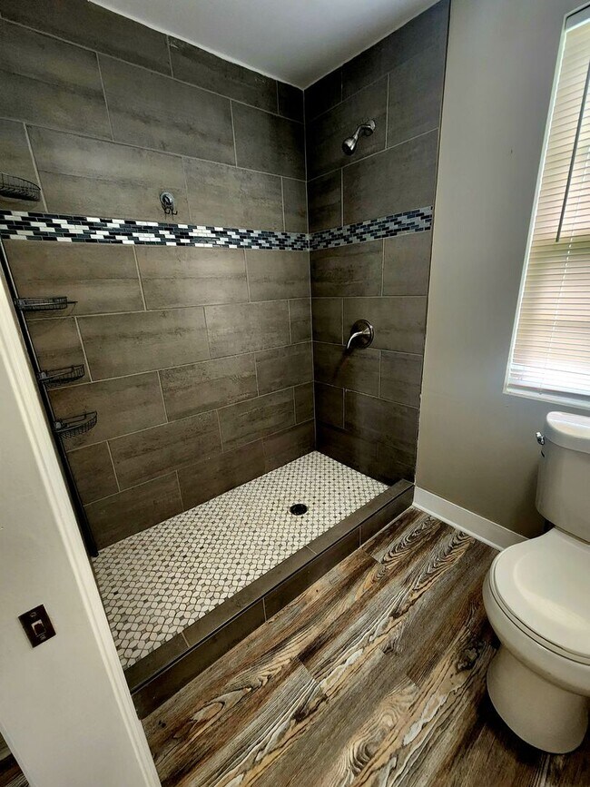 Building Photo - Large, family-friendly S. Knox 3br/2ba w office