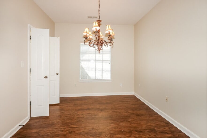 Building Photo - 1384 Carlton Ridge Dr