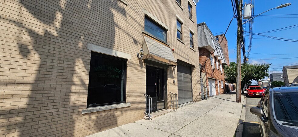 Building Photo - 416 68th St