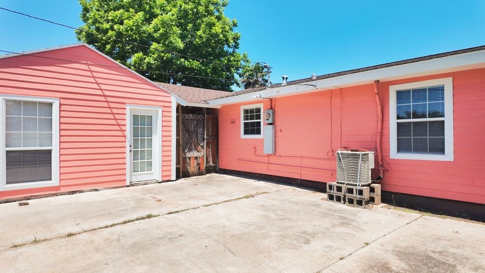 Building Photo - 1221 Bayou Shore Dr