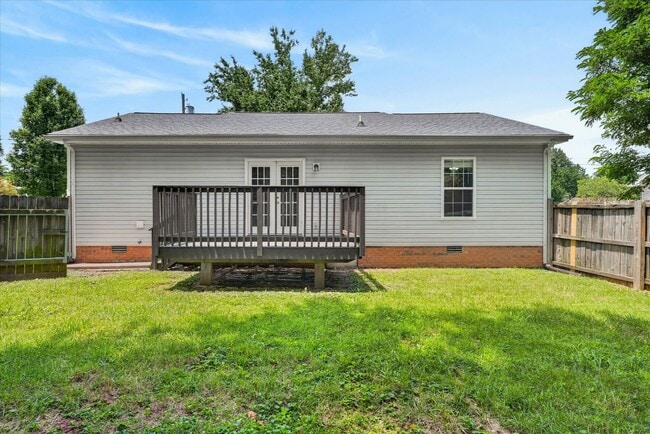 Building Photo - Pet Friendly Three Bedroom!
