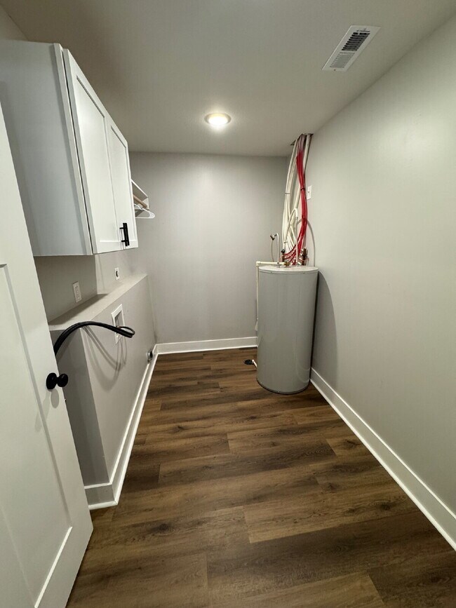 Building Photo - Gorgeous, 3-bedroom Upstairs apartment wit...