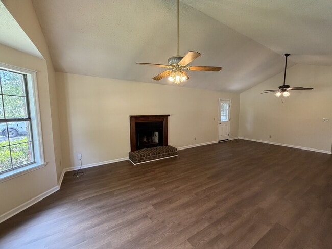 Building Photo - Home For Rent