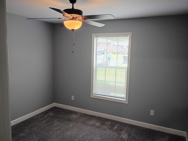 Building Photo - Beautiful Three Bedroom, Two Bathroom Sing...