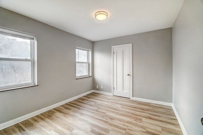 Building Photo - 2 Bedroom, 1 Bathroom with Large Backyard!