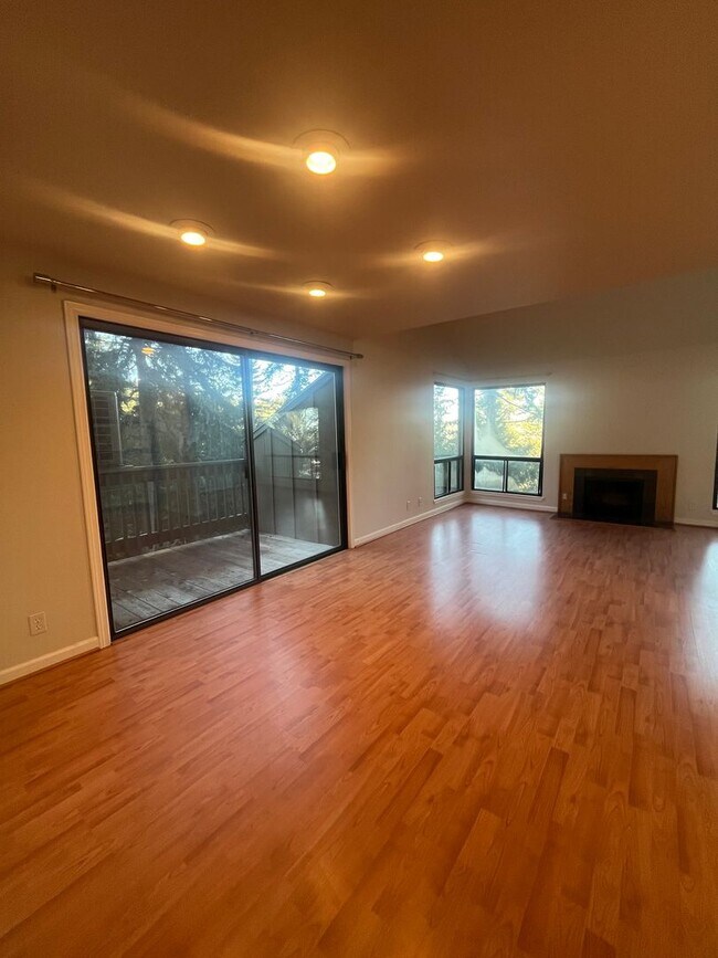 Building Photo - 2-Bedroom 2-Bathroom Condo POOL, HOT TUB and GYM included