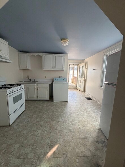 Building Photo - 745 Fairground Ave