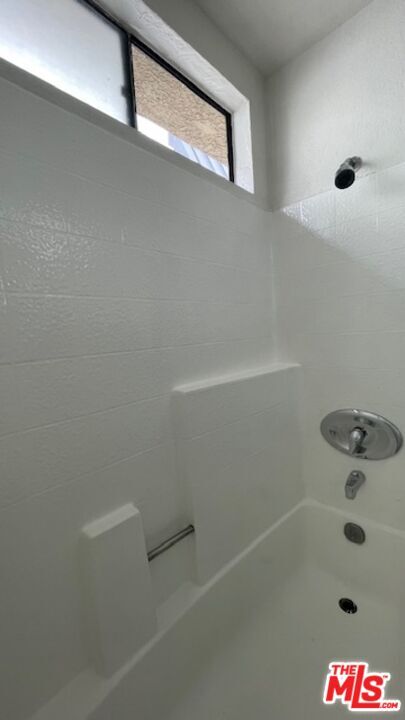 Building Photo - 4826 Rosewood Ave