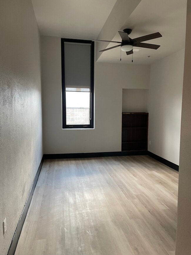 Building Photo - Central Square