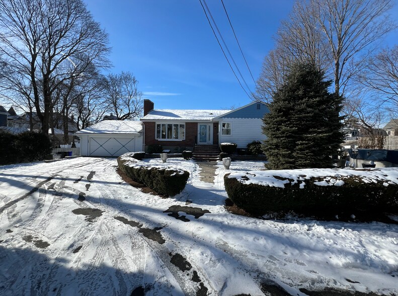 Building Photo - 27 Church St