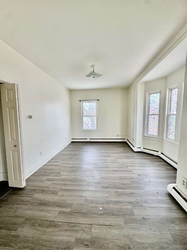 Building Photo - Bright Three Bedroom Apartment with Architectural Charm!