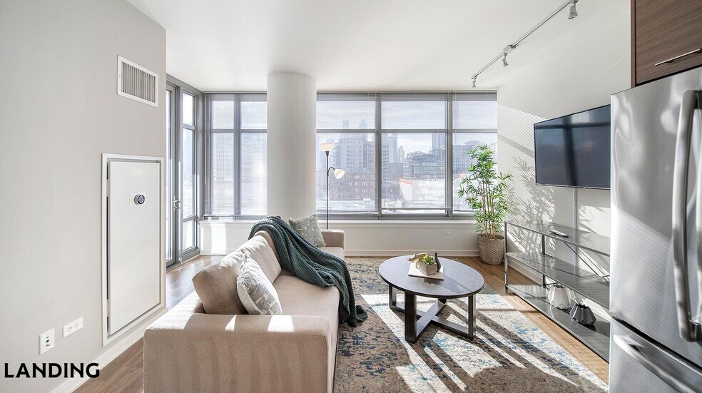 Building Photo - 347 W Chestnut St