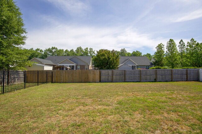 Building Photo - 355 Hogart St