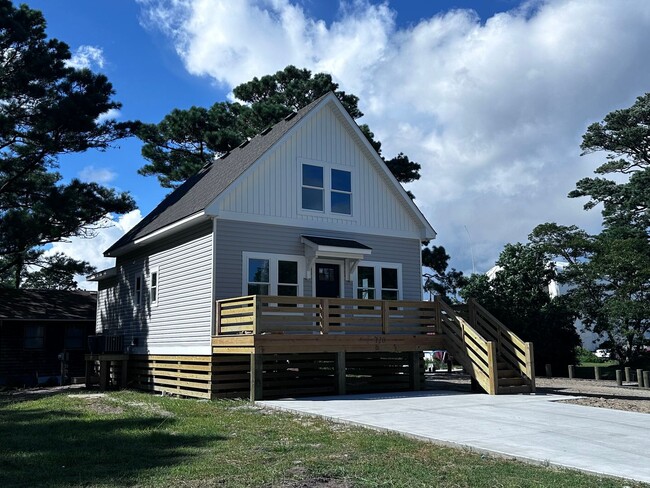 Building Photo - House in Wanchese - Canal front!