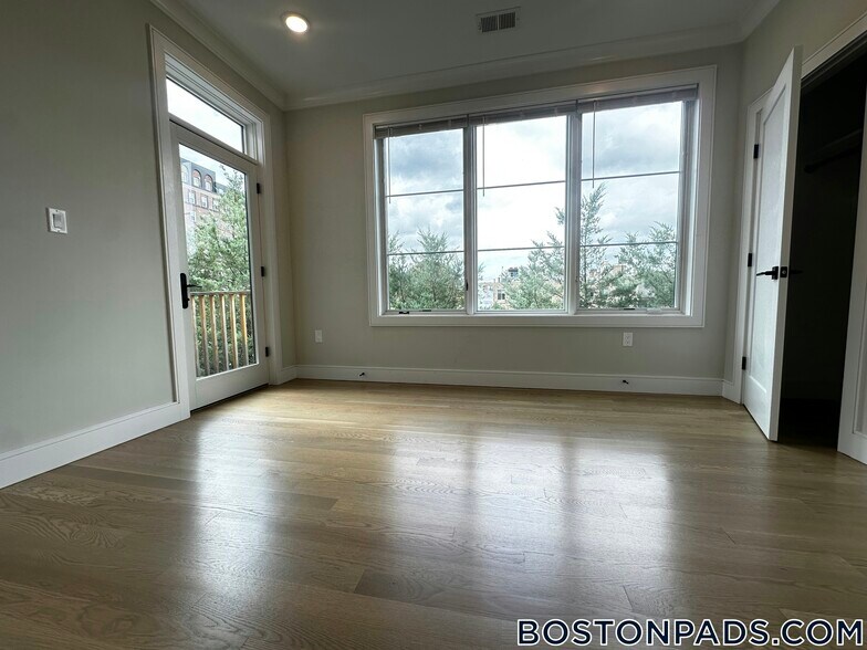 Building Photo - 104-106 Warren St.