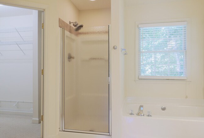 Building Photo - Beautiful home with Open Floor plan !!