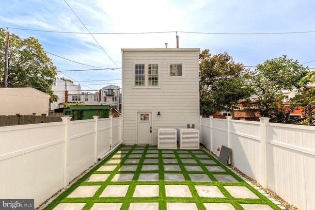 Building Photo - Private Georgetown Living!