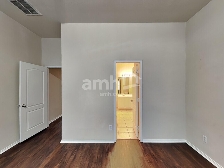 Building Photo - 9053 Weller Ln