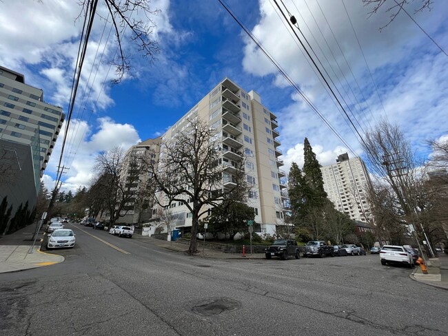 Building Photo - 2Bed 2Bath Condo in Goose Hollow - Garage ...