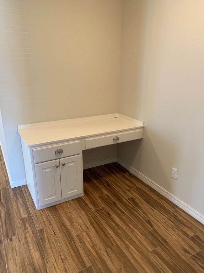 Building Photo - VERY NICE! 2/2/2