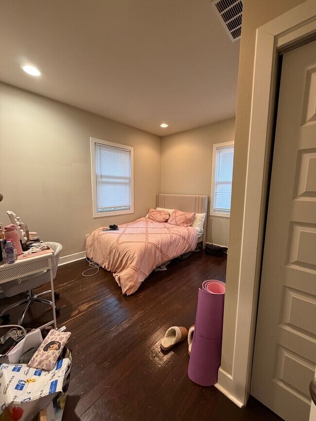 Building Photo - 608 E 2nd St