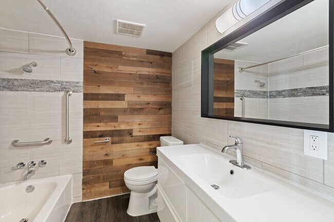 Building Photo - 5005 Manor Rd