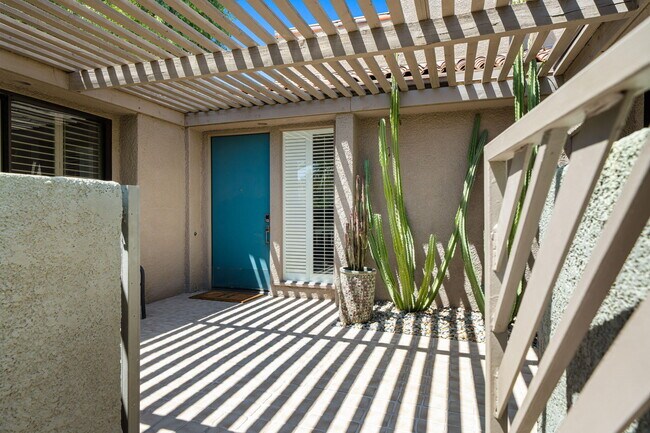 Building Photo - 521 Desert W Dr