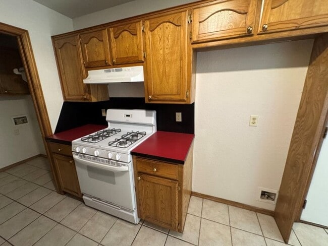 Building Photo - 4 bed 2story, 2 full baths, fenced yard, i...