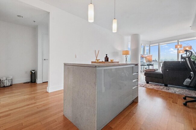 Building Photo - 77 Hudson St