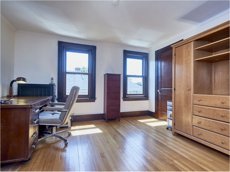 Building Photo - 8 Saint James St