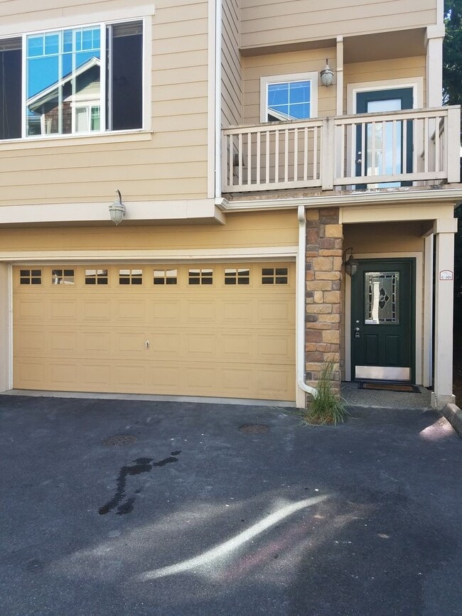 Building Photo - Nice Modern Townhouse Available Now!!