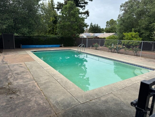 Building Photo - 1359 Country Club Dr