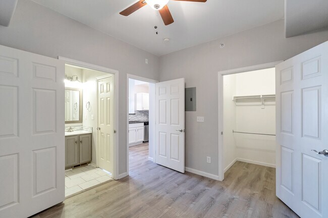 Building Photo - Stunning 2 Bedroom 2 Bathroom condo In Aurora with a garage!