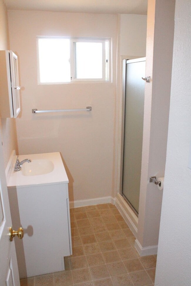 Building Photo - Upstairs 1 Bedroom, 1 Bathroom Unit in Ant...