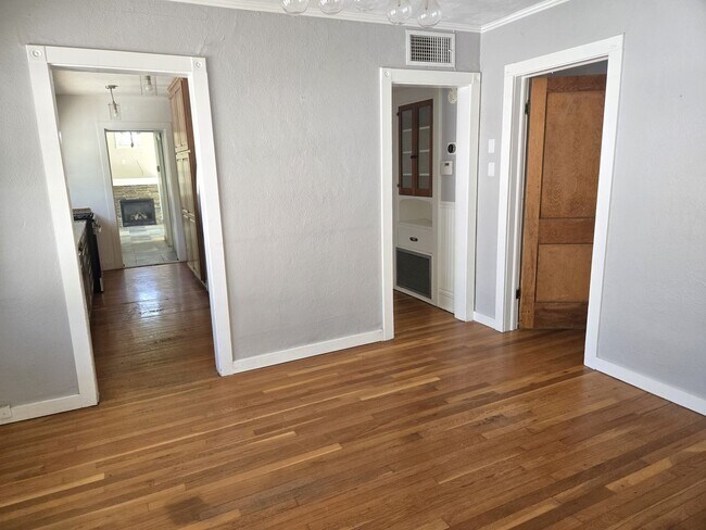 Building Photo - 1406 E Earll Dr