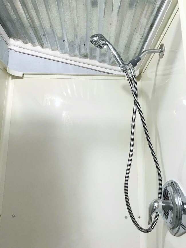 Building Photo - Clean 2 bedroom home