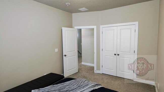 Building Photo - Great 3 Bd 2.5 Bath Townhome 2 Car Garage
