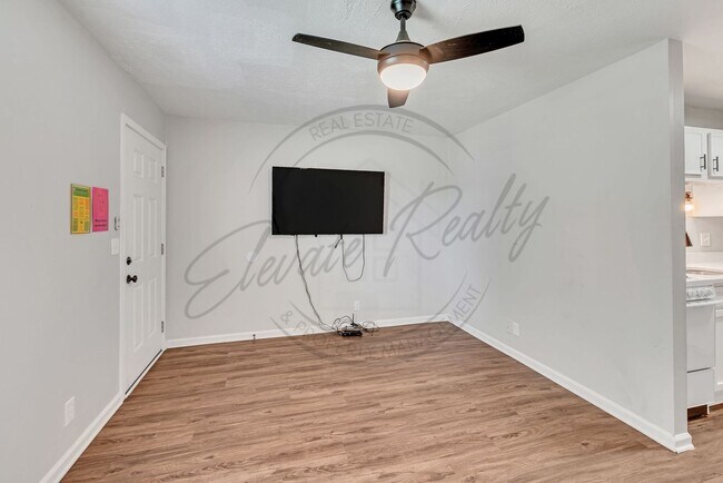 Building Photo - Spring Special (1/2 OFF 1st Month Rent): First Floor One Bedroom Updated Apartment with Laundry H...