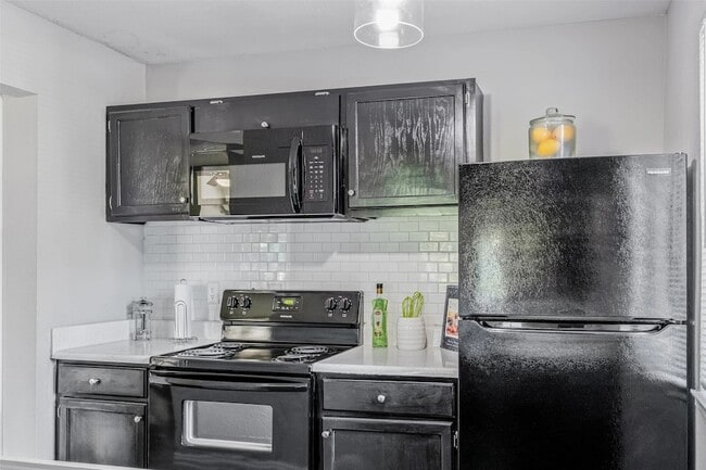 Building Photo - 4600 W Pioneer Dr