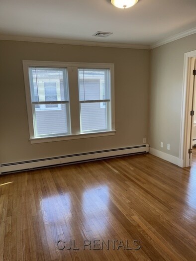 Building Photo - 374 Crescent St