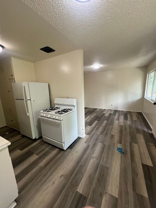Building Photo - Oroville one bed one bath duplex for rent.