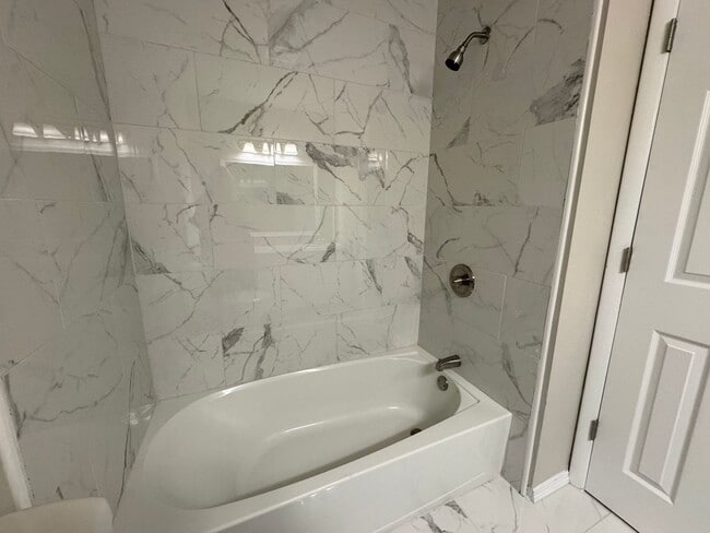 Building Photo - Gorgeous 4 bedroom 2 bathroom home in Broken Arrow