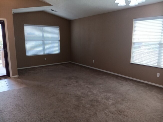 Building Photo - 4 Bedroom, 2 Bathroom! Lovely Home!