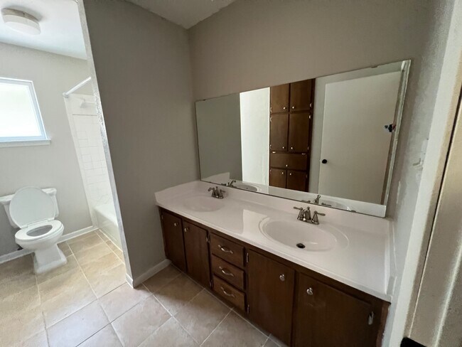 Building Photo - 1821 E Cedar Elm Dr