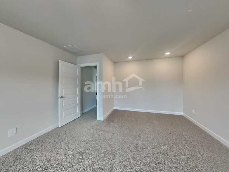 Building Photo - 230 Maxwell Dr