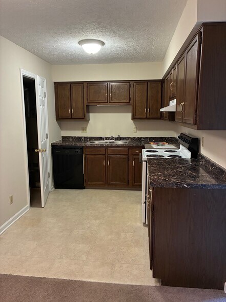 Building Photo - 1760 Beechwood Ave NE