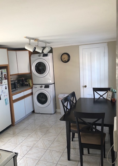 Kitchen with full size washer & dryer - 79 W High St