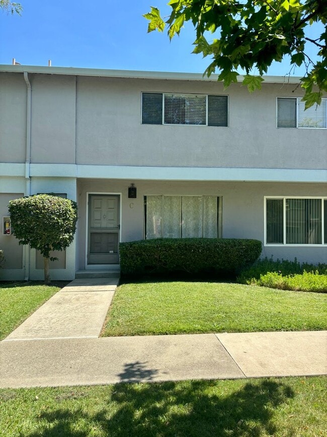 Building Photo - Light and Bright Townhouse in Sought-After...